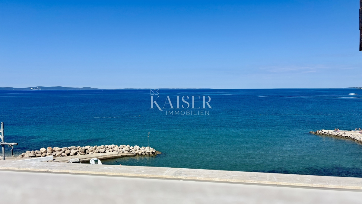 Zadar – Zaton | Elegantno stanovanje z veliko teraso – prva vrsta ob morju