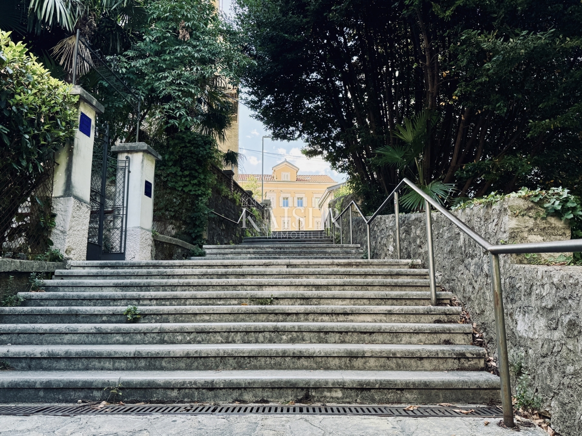 Opatija – Garsonjera 15 m2 v centru, 1. vrsta do morja