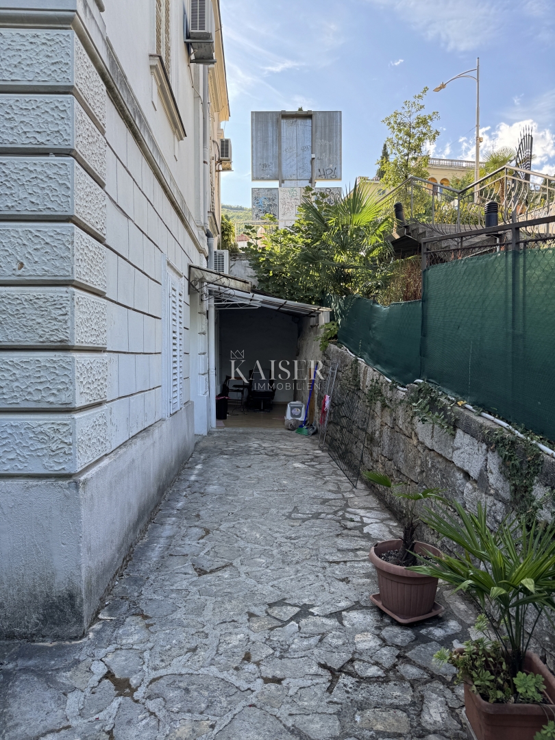 Opatija – Garsonjera 15 m2 v centru, 1. vrsta do morja