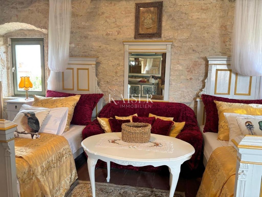 Istra, Marčana - tradicionalna kamnita vila z bazenom