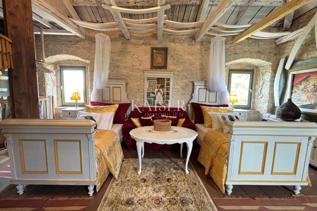 Istra, Marčana - tradicionalna kamnita vila z bazenom