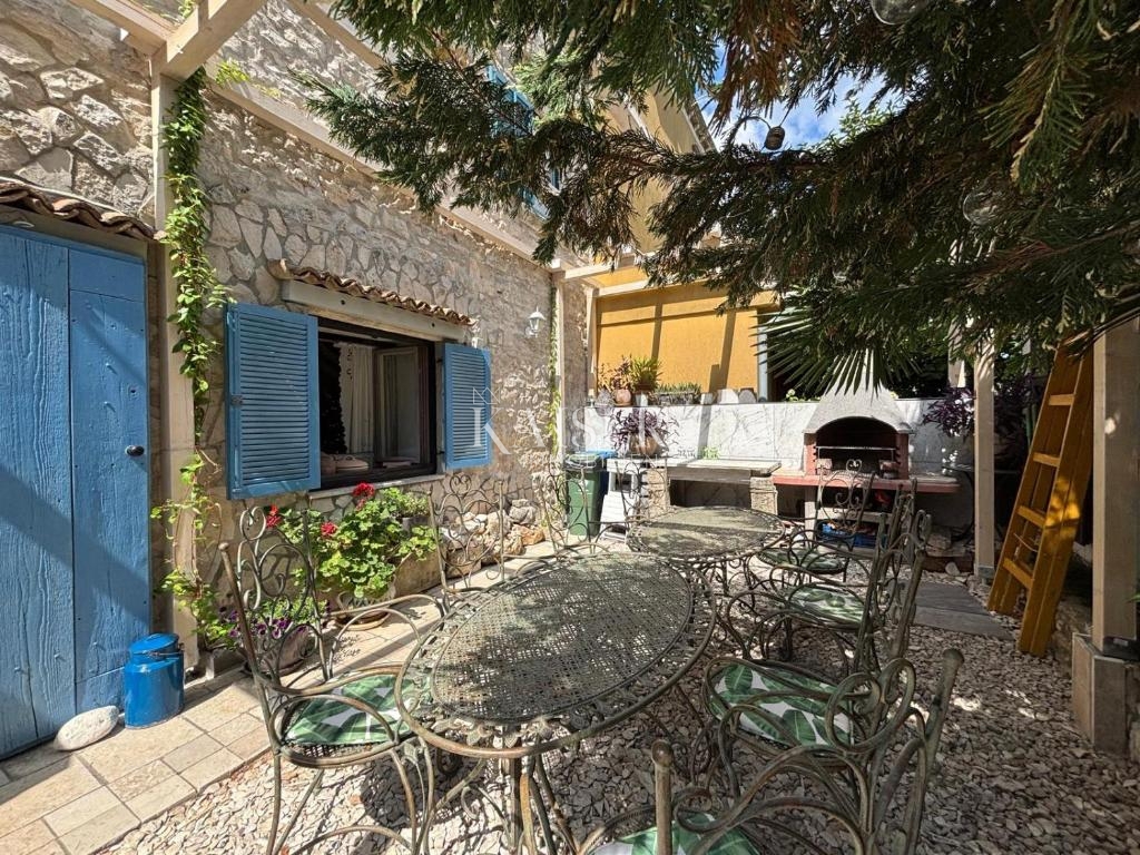 Istra, Marčana - tradicionalna kamnita vila z bazenom