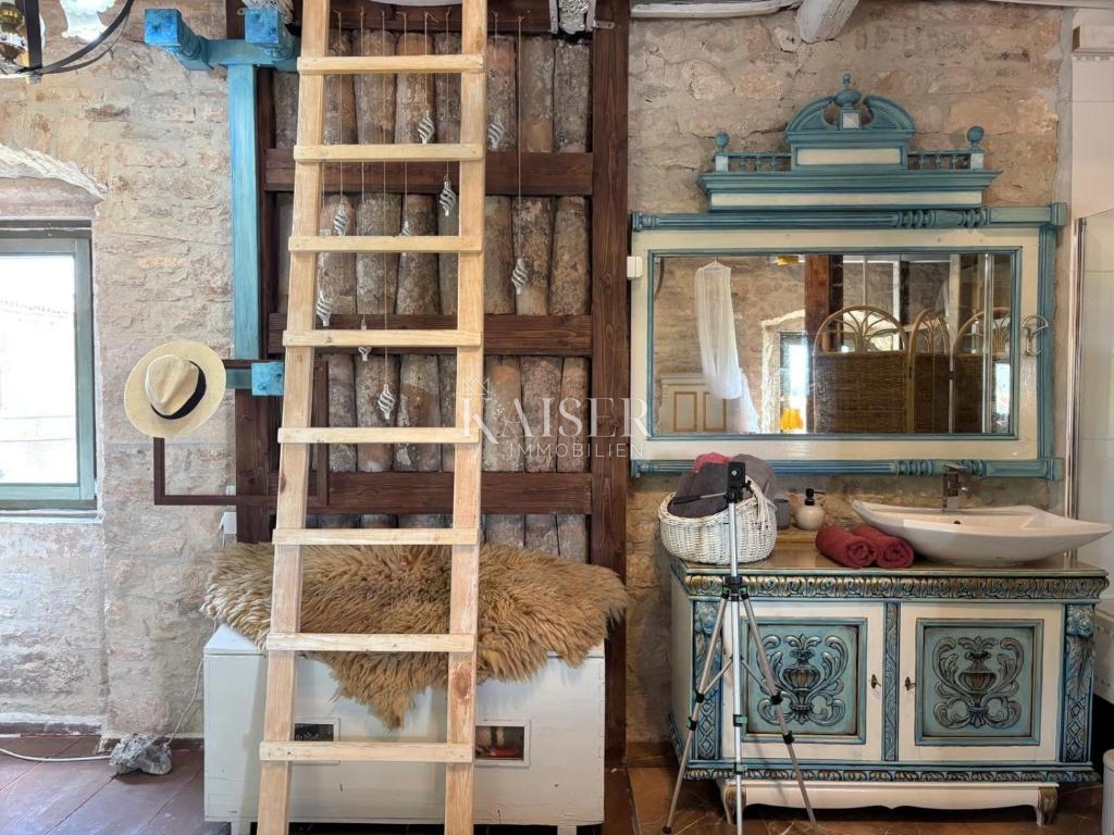 Istra, Marčana - tradicionalna kamnita vila z bazenom