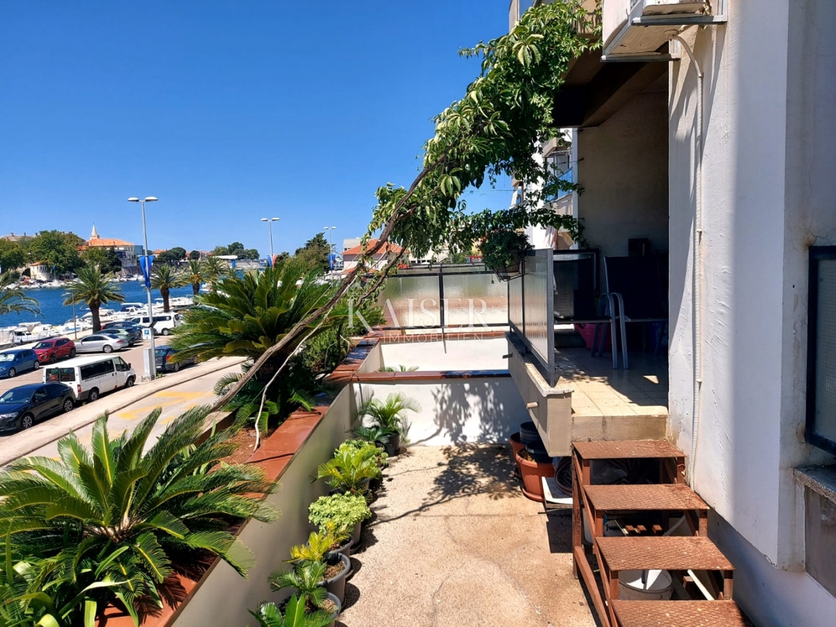 Zadar, prva vrsta do morja - štirisobno stanovanje s pogledom na zaliv Jazine