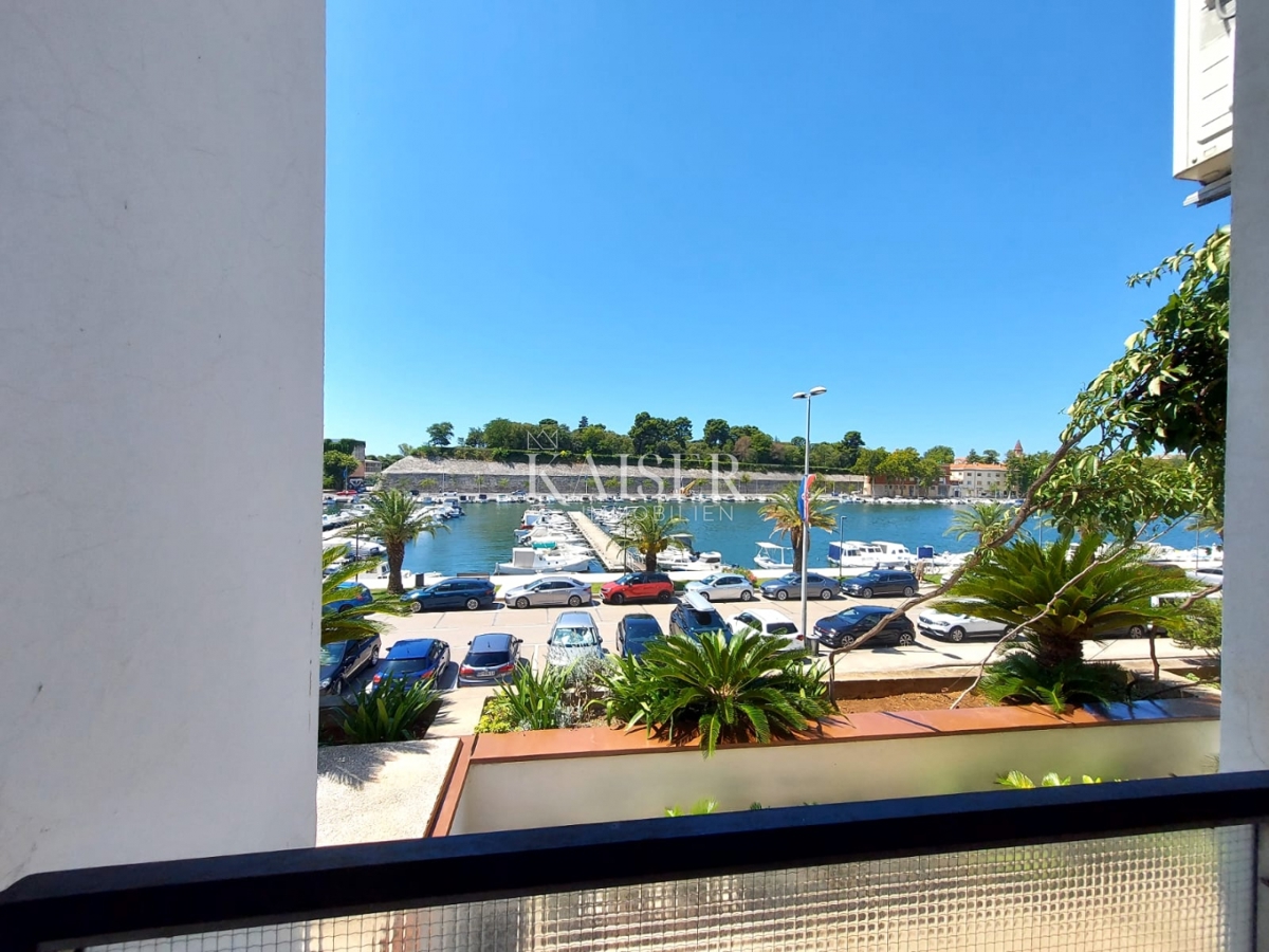 Zadar, prva vrsta do morja - štirisobno stanovanje s pogledom na zaliv Jazine
