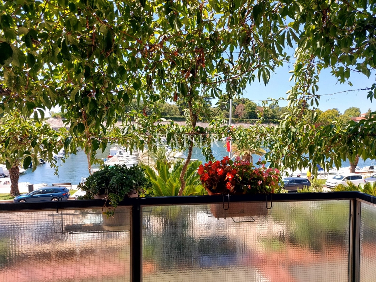 Zadar, prva vrsta do morja - štirisobno stanovanje s pogledom na zaliv Jazine