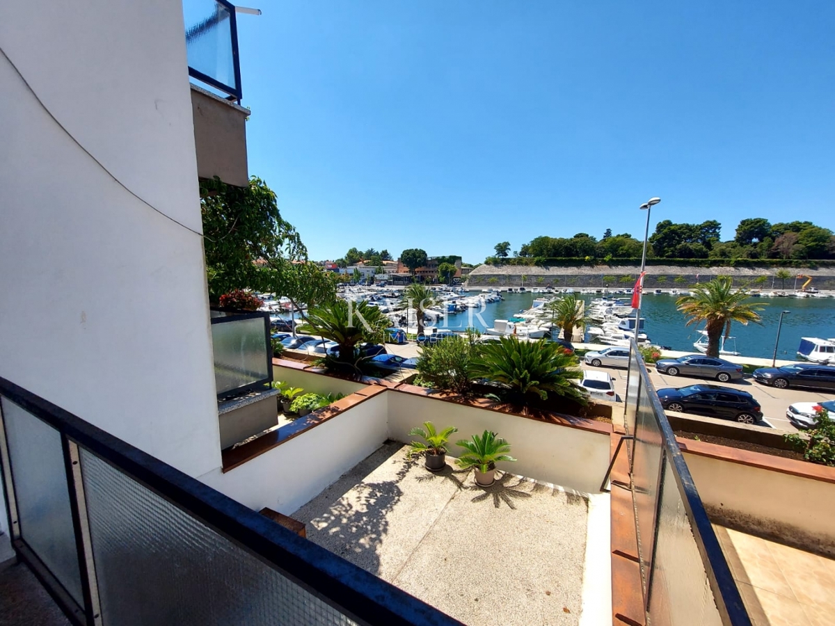 Zadar, prva vrsta do morja - štirisobno stanovanje s pogledom na zaliv Jazine