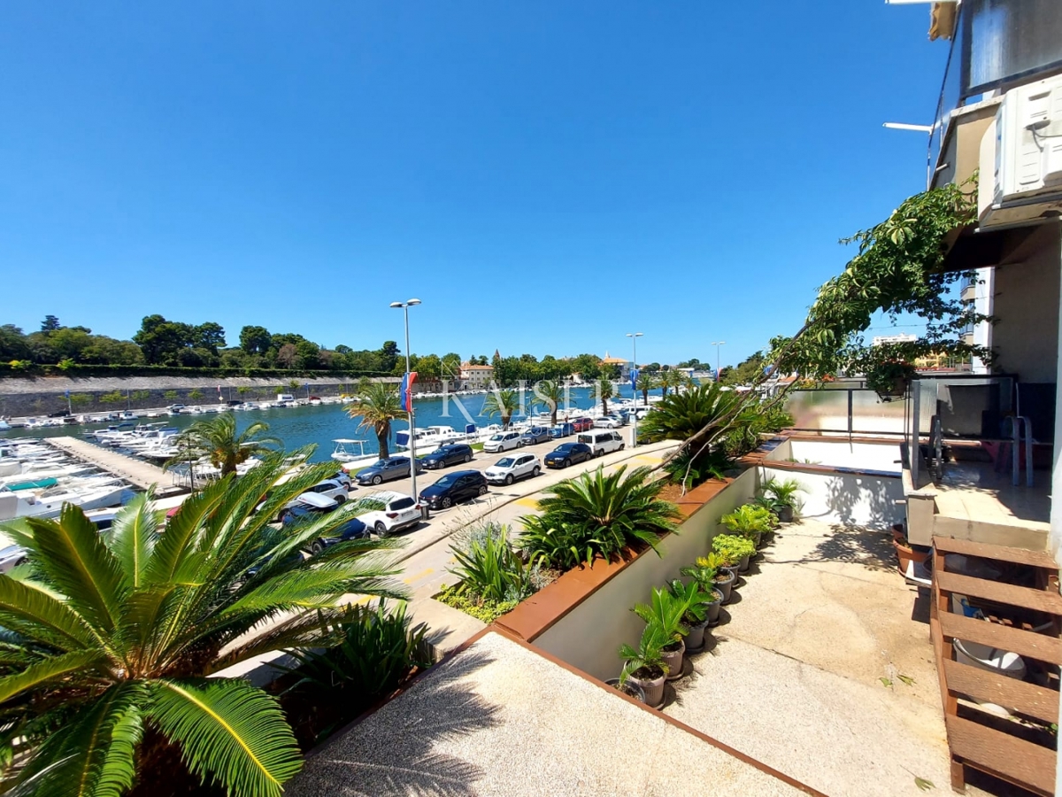 Zadar, prva vrsta do morja - štirisobno stanovanje s pogledom na zaliv Jazine