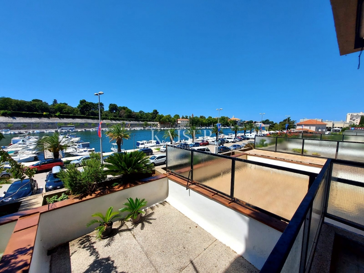 Zadar, prva vrsta do morja - štirisobno stanovanje s pogledom na zaliv Jazine