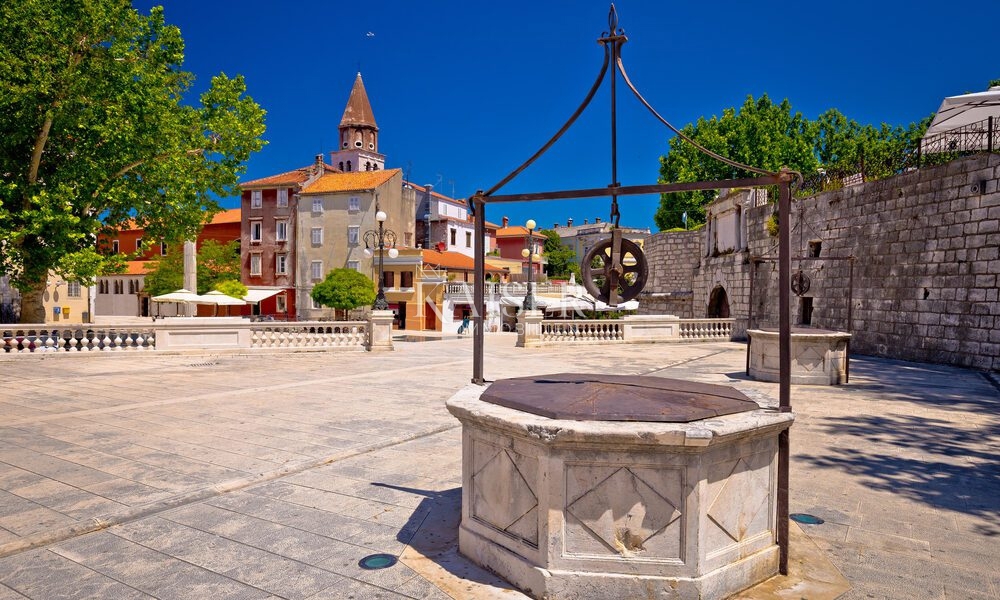 Zadar, Poluotok, dvonadstropno stanovanje na vrhu zgodovinske stavbe s strešno teraso v krošnjah stoletnih platan