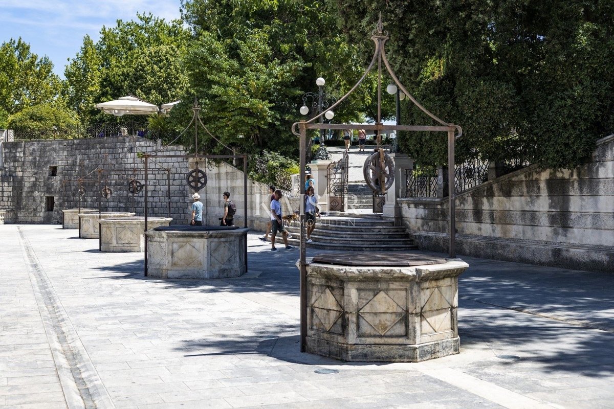 Zadar, Poluotok, dvonadstropno stanovanje na vrhu zgodovinske stavbe s strešno teraso v krošnjah stoletnih platan