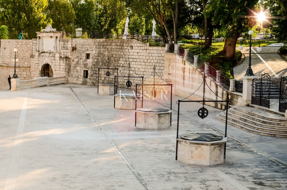 Zadar, Poluotok, dvonadstropno stanovanje na vrhu zgodovinske stavbe s strešno teraso v krošnjah stoletnih platan
