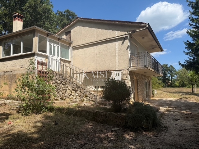 Žminj - družinska hiša na 6.454 m2 veliki parceli