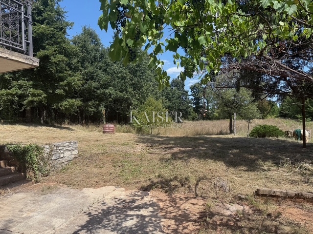 Žminj - družinska hiša na 6.454 m2 veliki parceli
