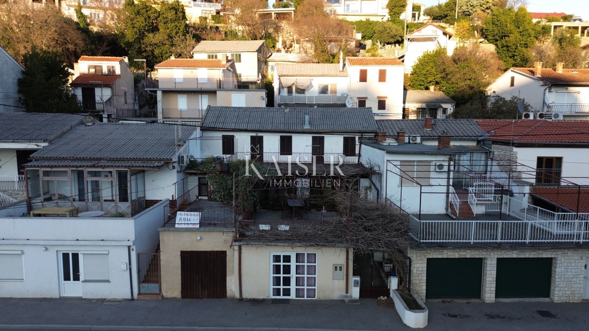 Novi Vinodolski - prostorna kamnita hiša z vrtom in garažo