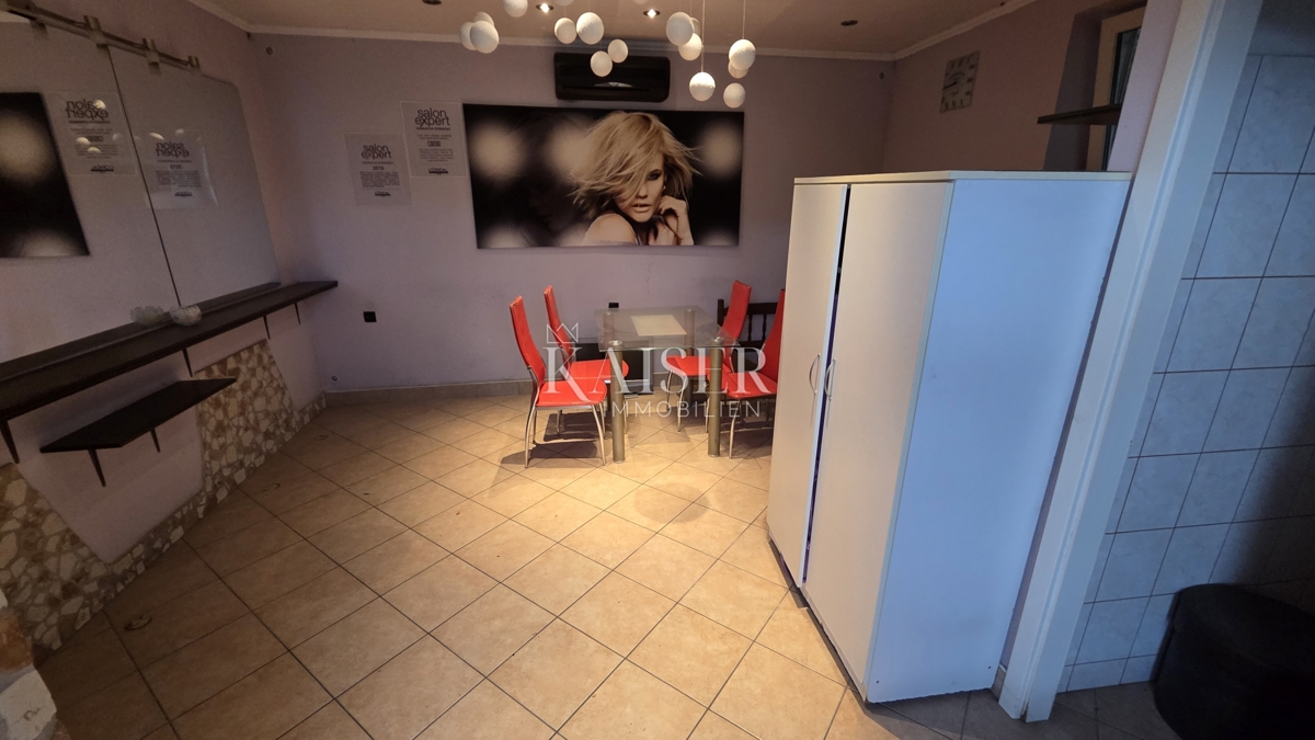 Novi Vinodolski - prostorna kamnita hiša z vrtom in garažo