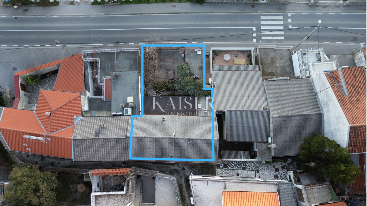 Novi Vinodolski - prostorna kamnita hiša z vrtom in garažo