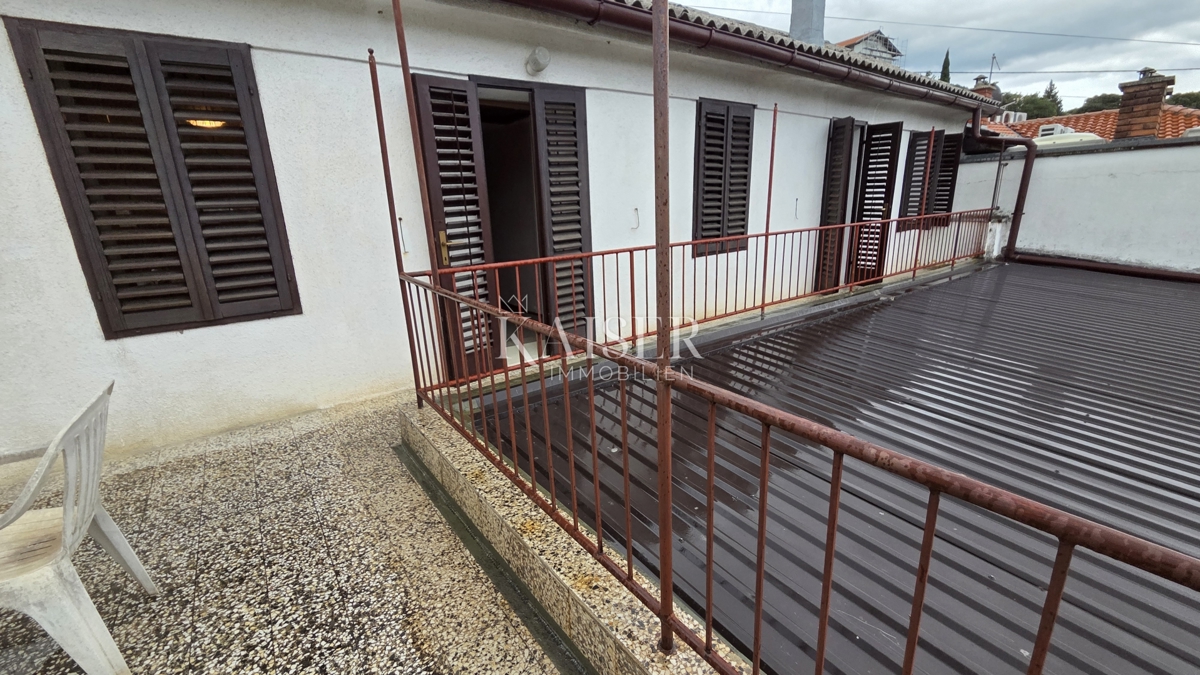 Novi Vinodolski - prostorna kamnita hiša z vrtom in garažo