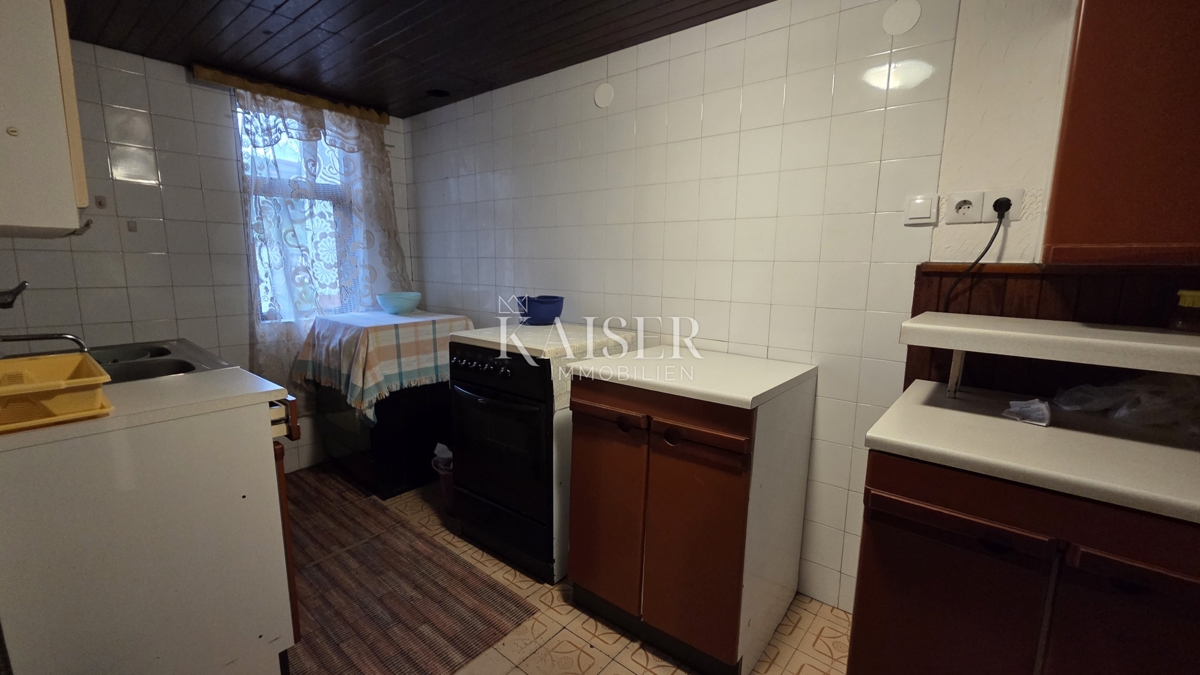 Novi Vinodolski - prostorna kamnita hiša z vrtom in garažo