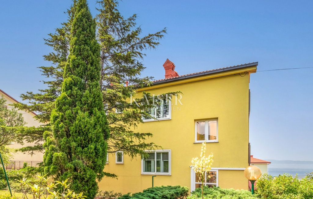 Moderna vila v Kraljevici z bazenom, savno in vinsko kletjo 
