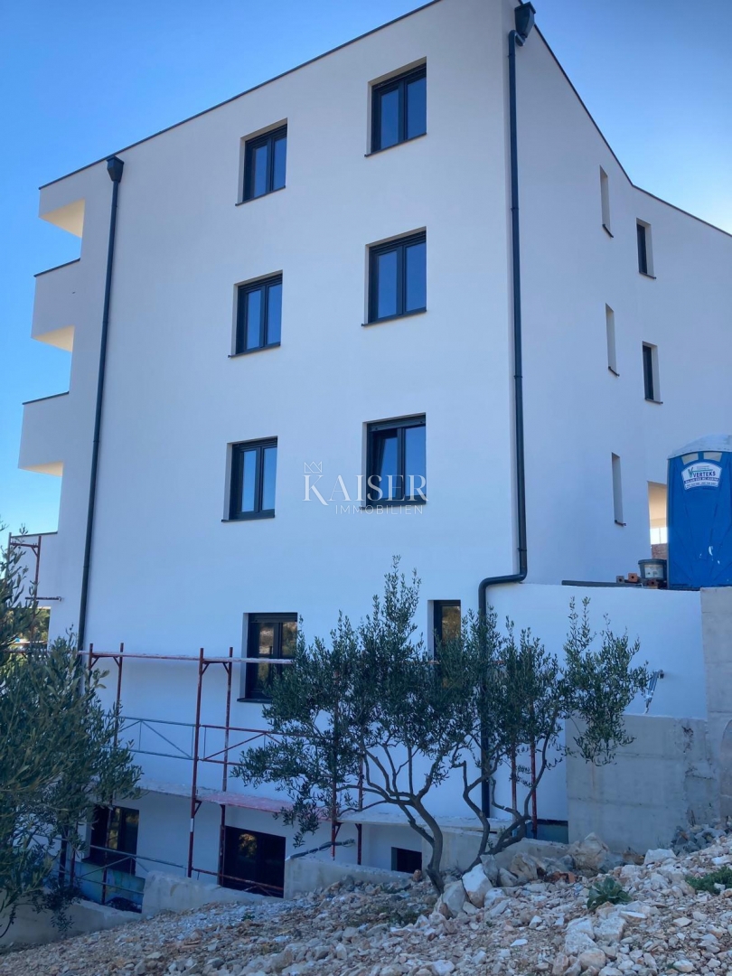 Moderno dvosobno stanovanje z balkonom v središču Primoštena