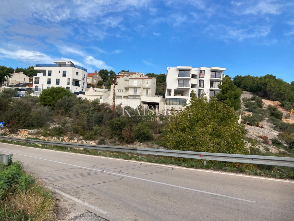 Moderno dvosobno stanovanje z balkonom v središču Primoštena