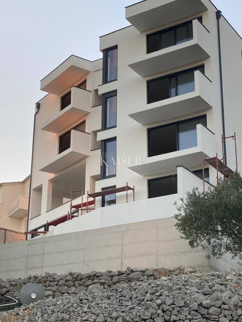 Moderno dvosobno stanovanje z balkonom v središču Primoštena