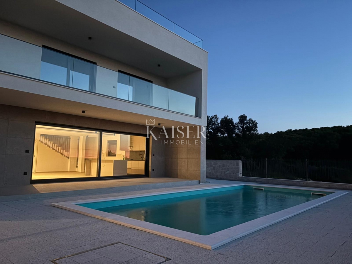 Drage, Pakoštane - Luksuzna polpritlična hiša z bazenom in strešno teraso