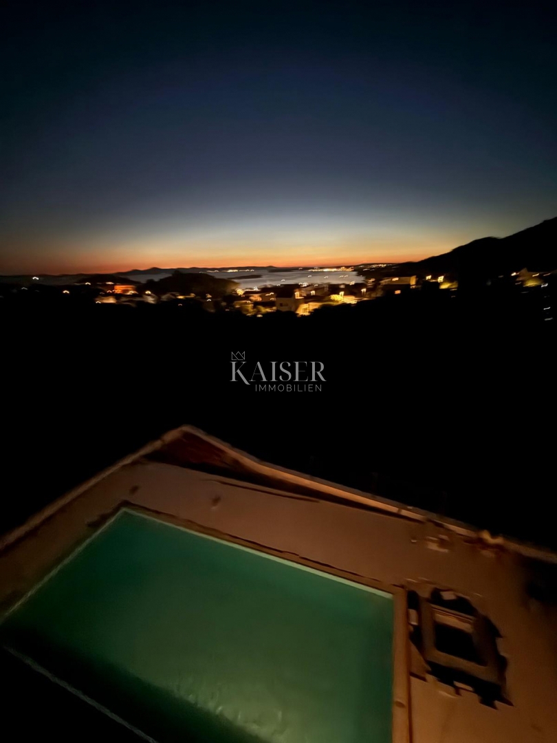 Drage, Pakoštane - Luksuzna polpritlična hiša z bazenom in strešno teraso