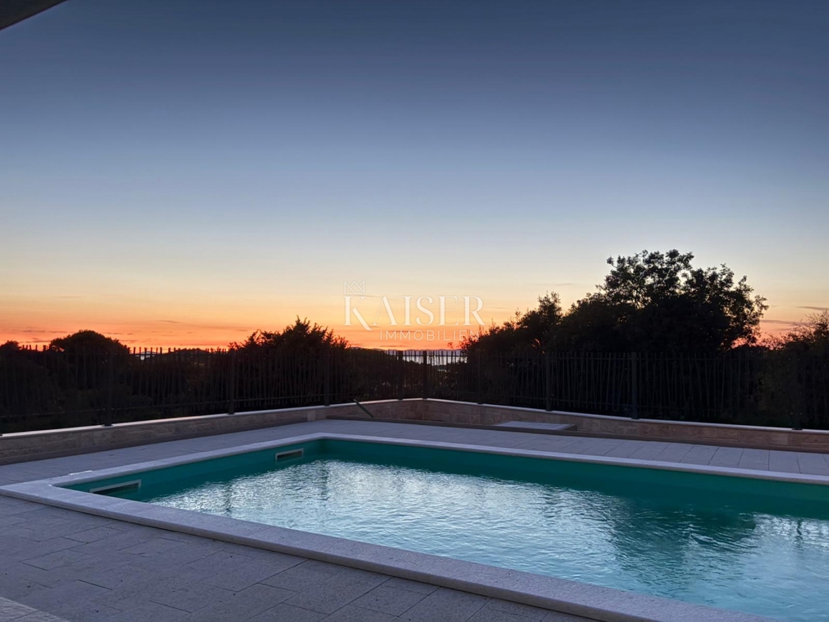 Drage, Pakoštane - Luksuzna polpritlična hiša z bazenom in strešno teraso