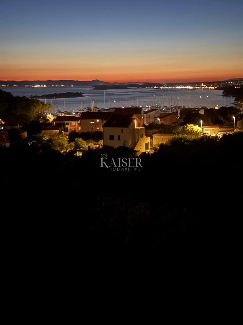 Drage, Pakoštane - Luksuzna polpritlična hiša z bazenom in strešno teraso