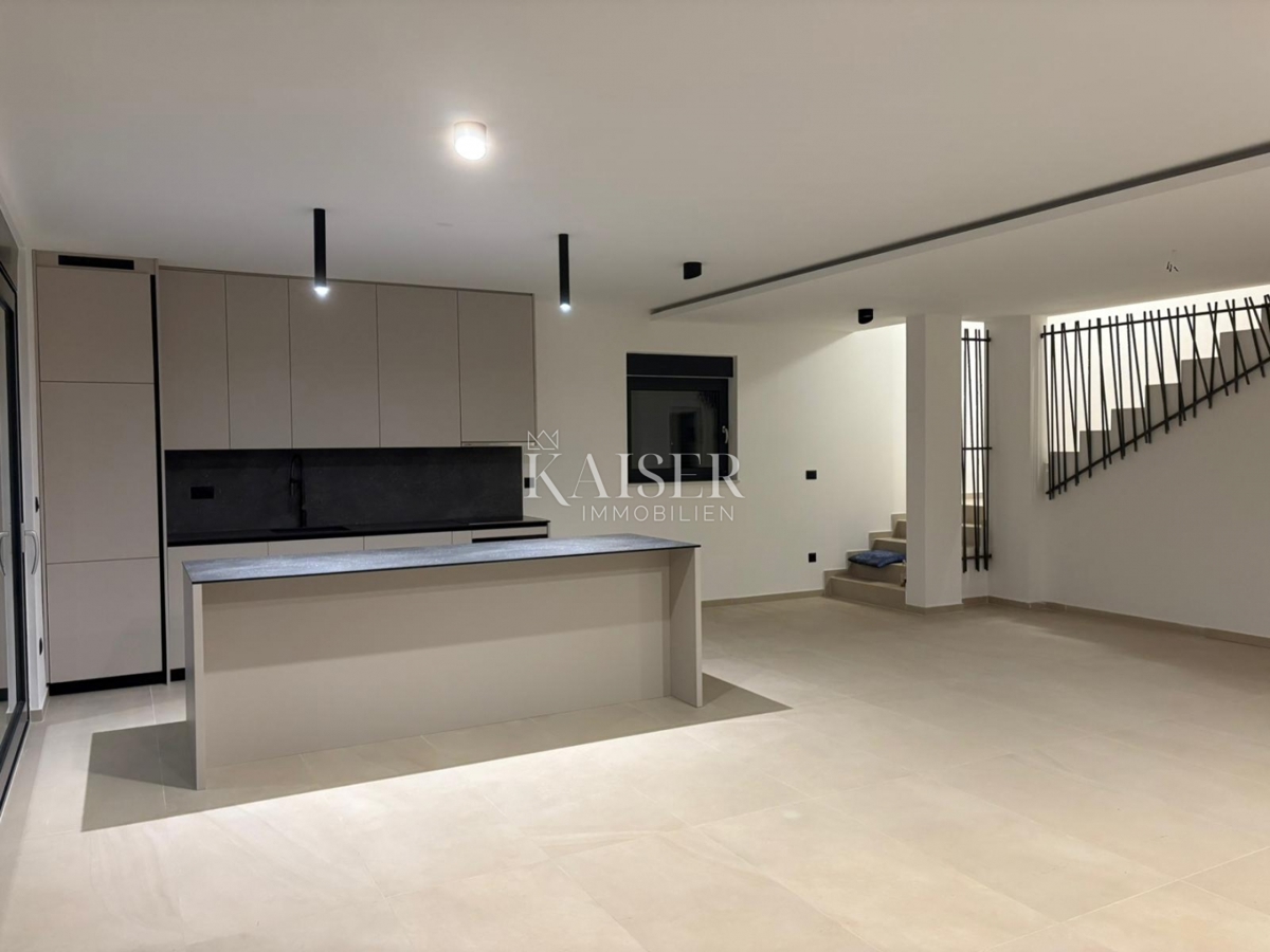 Drage, Pakoštane - Luksuzna polpritlična hiša z bazenom in strešno teraso