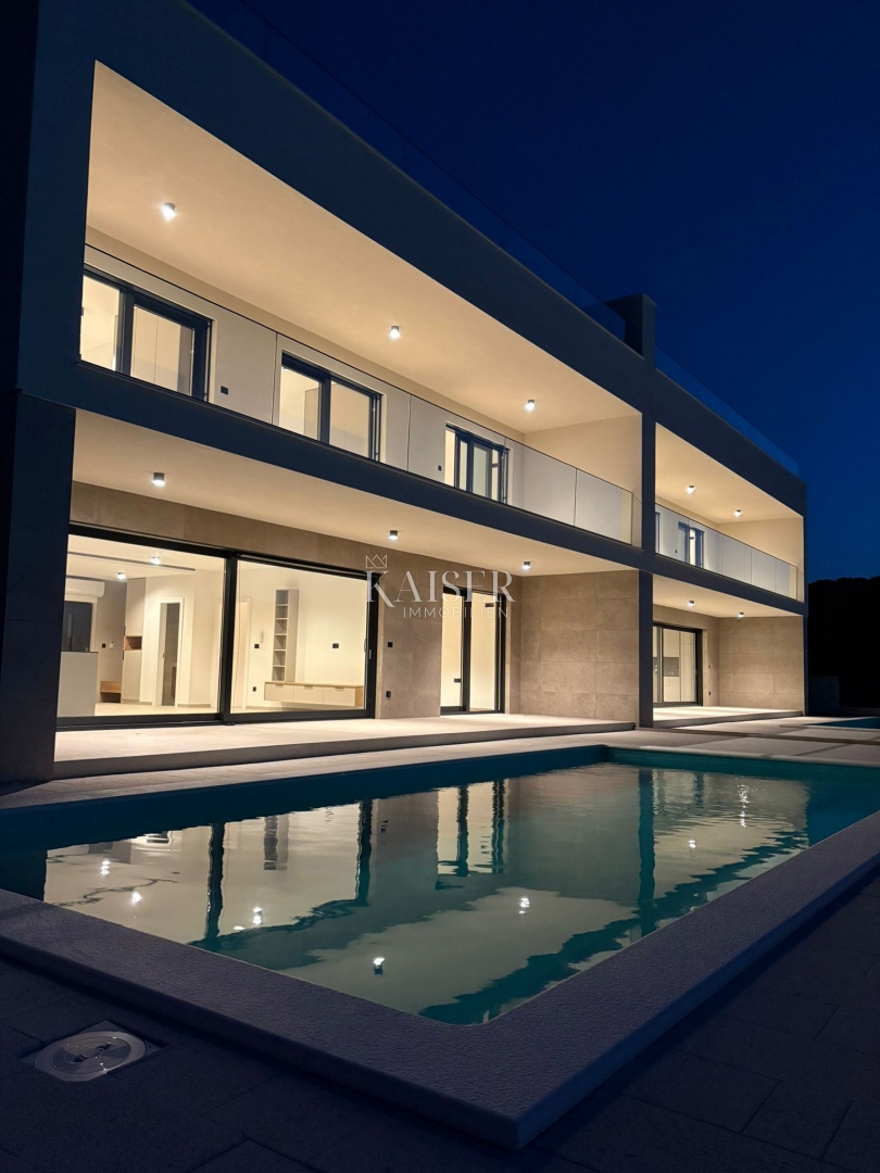 Drage, Pakoštane - Luksuzna polpritlična hiša z bazenom in strešno teraso