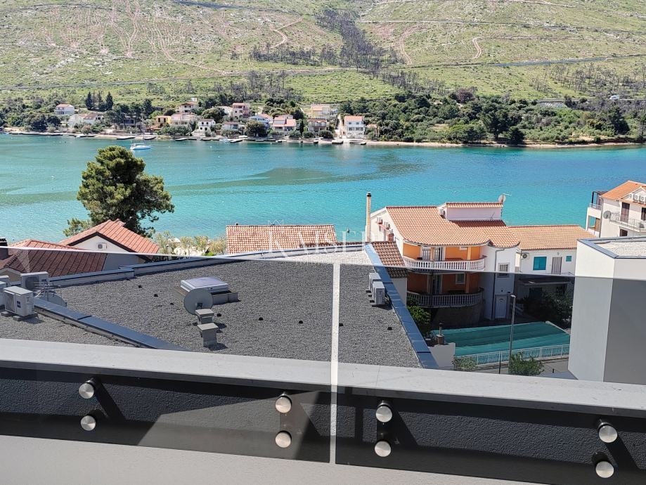 Grebaštica, Šibenik - Prostorno trisobno stanovanje z dvema velikima ložama, 100 m od morja