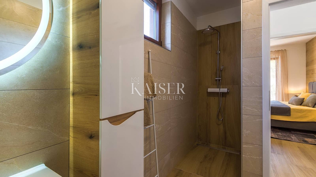 Istra, Svetvinčenat - moderna polpritlična hiša z bazenom