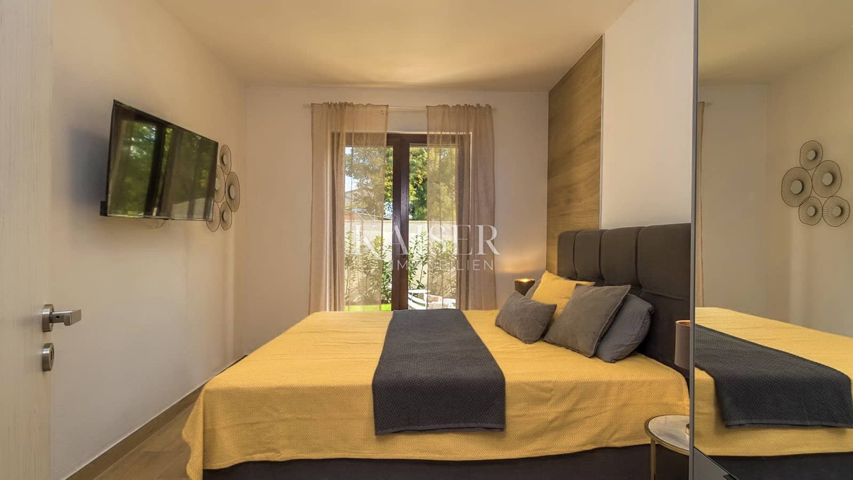 Istra, Svetvinčenat - moderna polpritlična hiša z bazenom