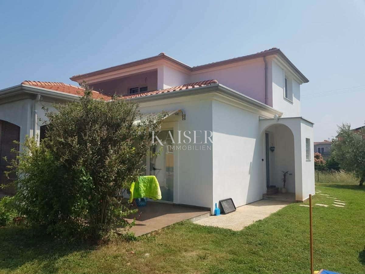 Istra, Umag - okolica: opremljena hiša 200m2 z dvema apartmajema in velikim vrtom 500m2