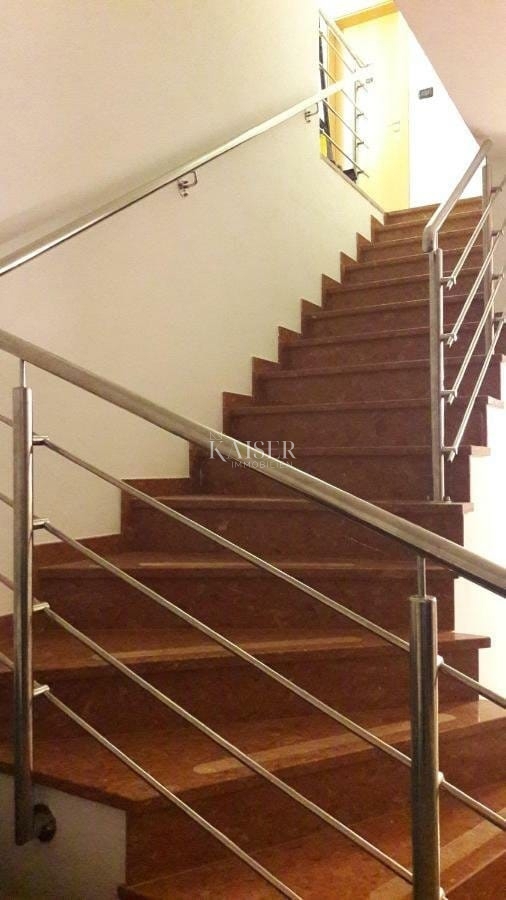 Istra, Umag - okolica: opremljena hiša 200m2 z dvema apartmajema in velikim vrtom 500m2