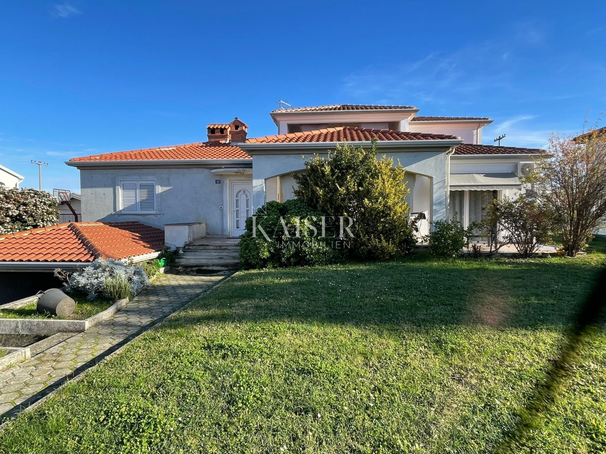 Istra, Umag - okolica: opremljena hiša 200m2 z dvema apartmajema in velikim vrtom 500m2