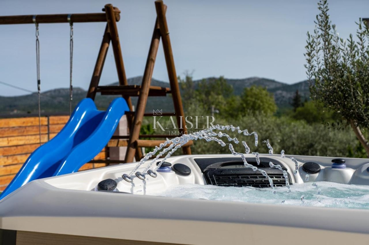 Čudovita hiša v bližini Šibenika