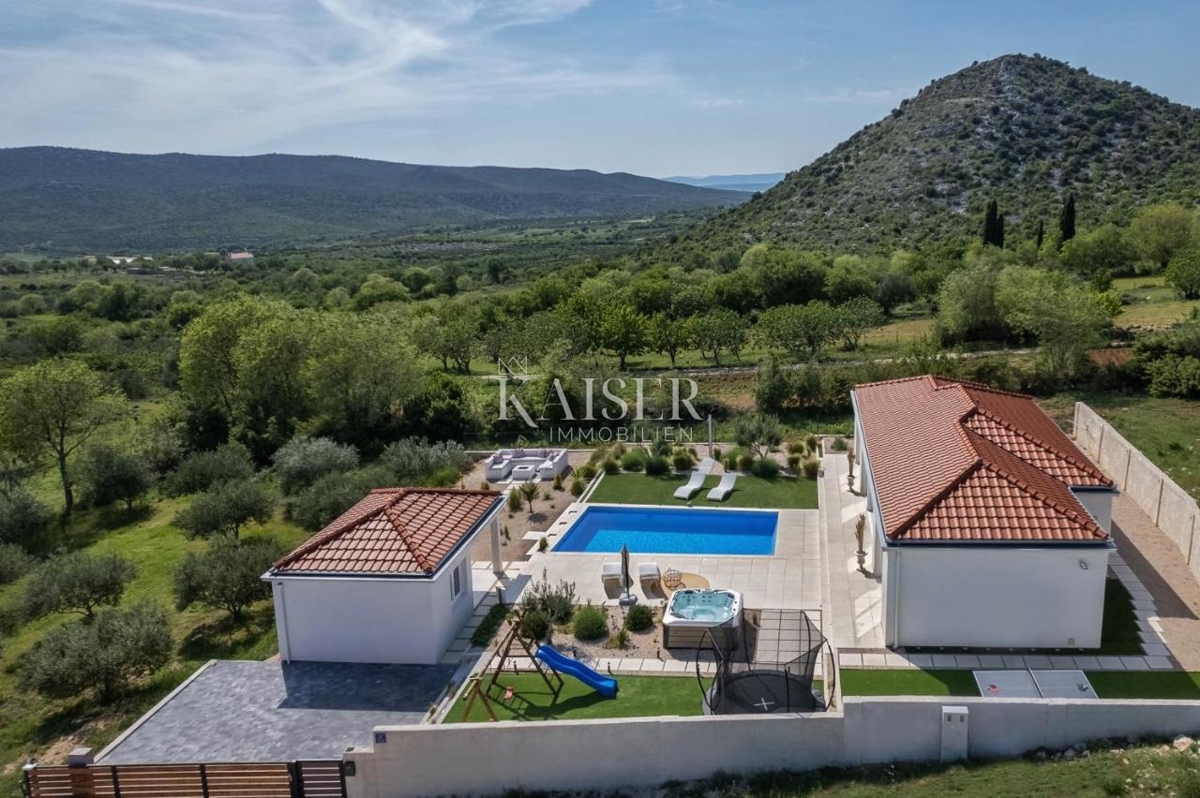 Čudovita hiša v bližini Šibenika