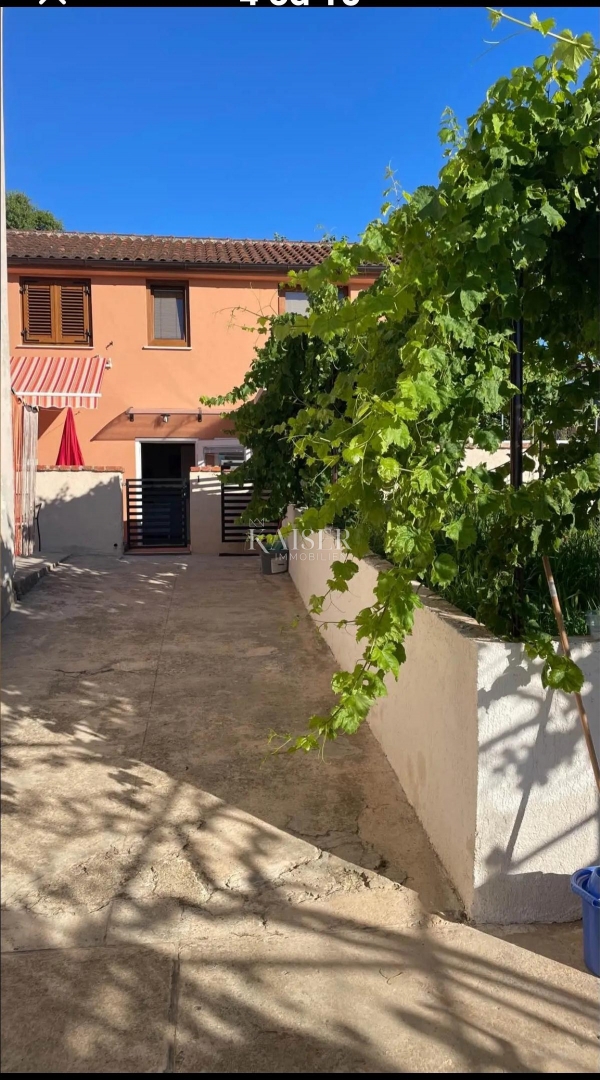 Istra, Vinkuran - dvodružinska hiša s pogledom na morje