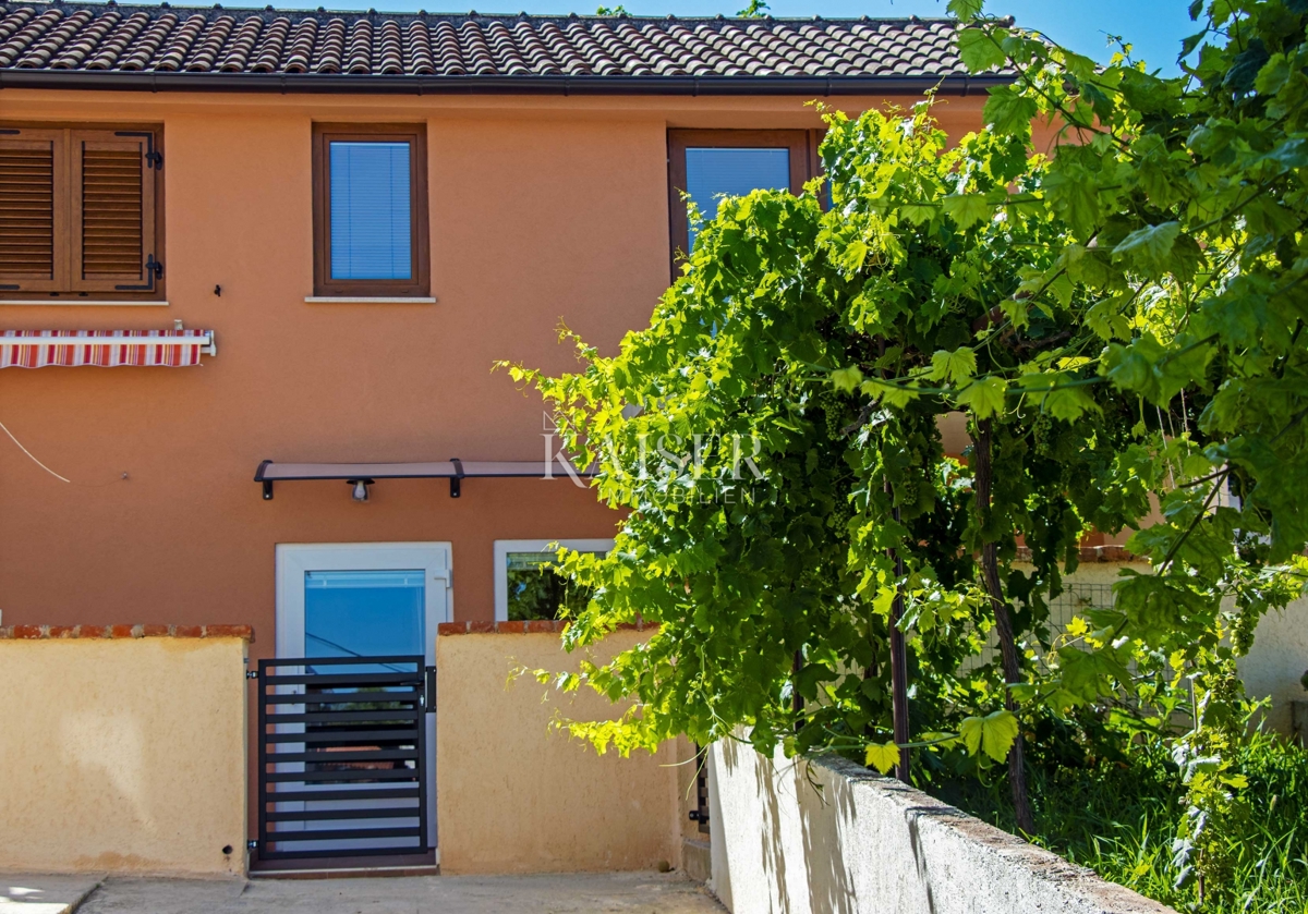 Istra, Vinkuran - dvodružinska hiša s pogledom na morje