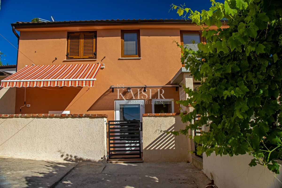 Istra, Vinkuran - dvodružinska hiša s pogledom na morje