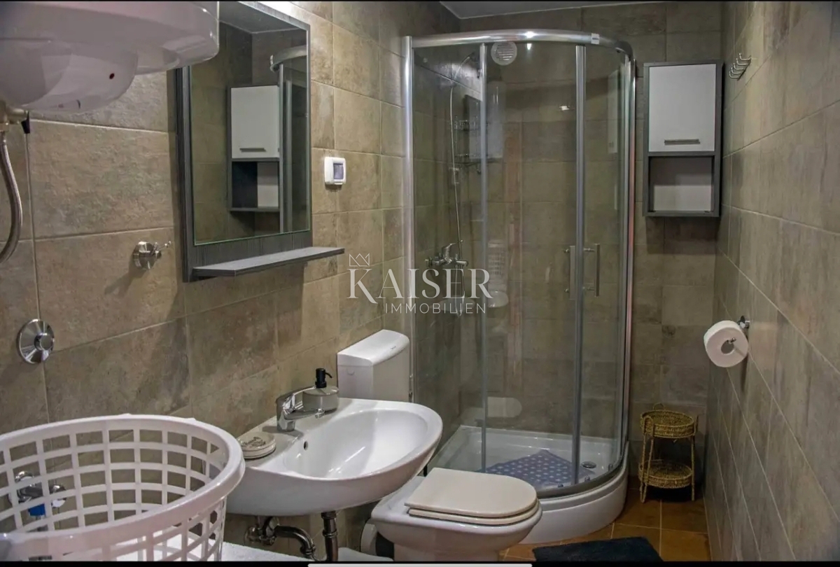 Istra, Vinkuran - dvodružinska hiša s pogledom na morje