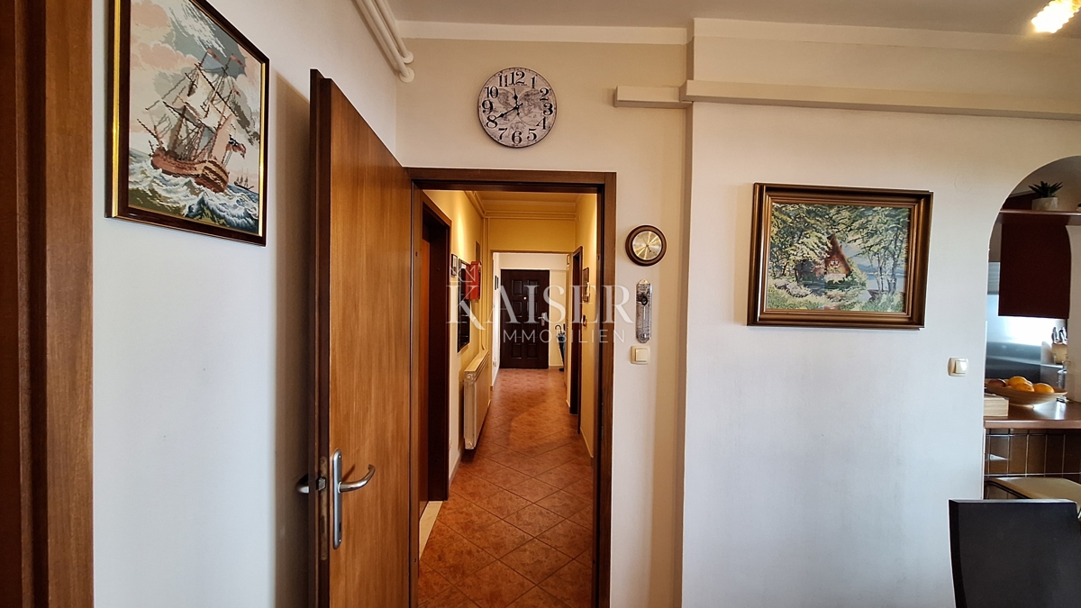 Opatija, stanovanje v drugem nadstropju stanovanjske stavbe z balkonom