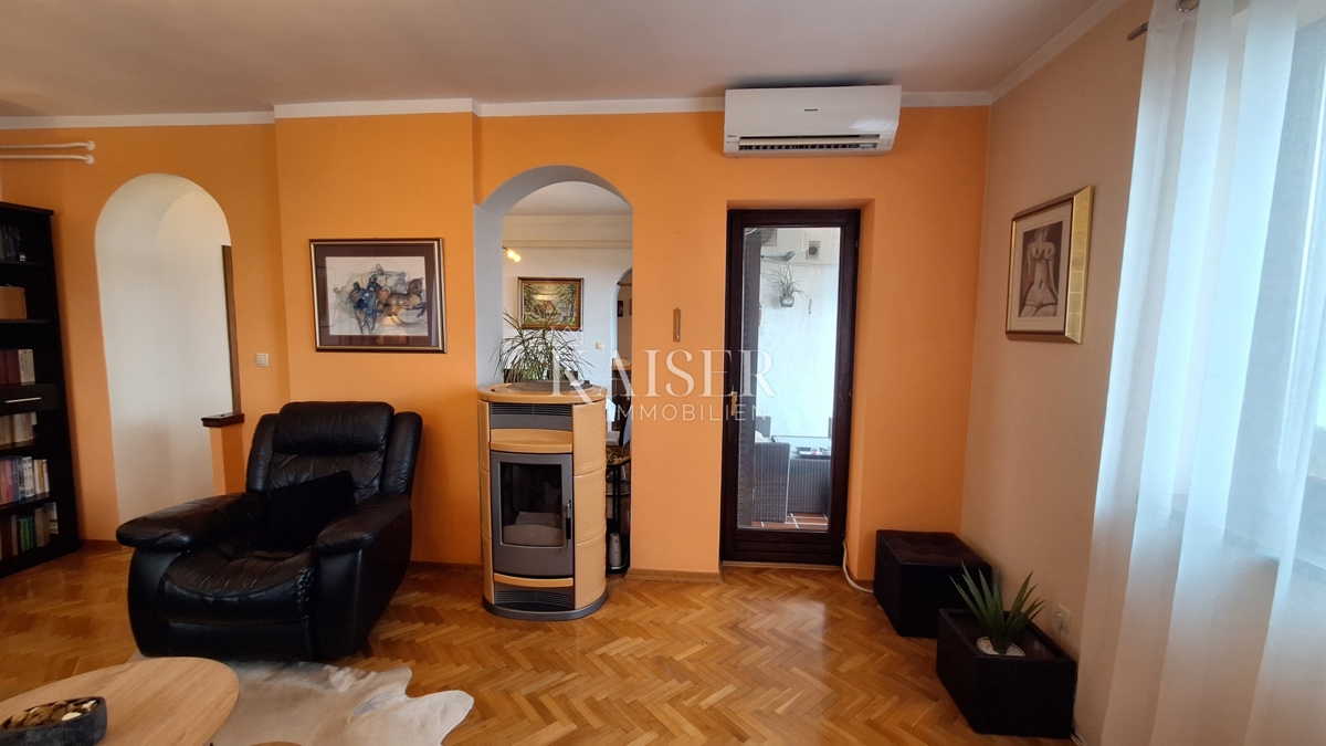 Opatija, stanovanje v drugem nadstropju stanovanjske stavbe z balkonom