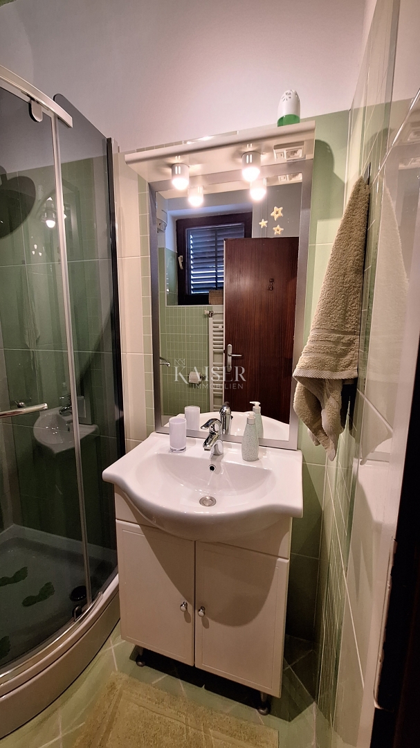 Opatija, stanovanje v drugem nadstropju stanovanjske stavbe z balkonom