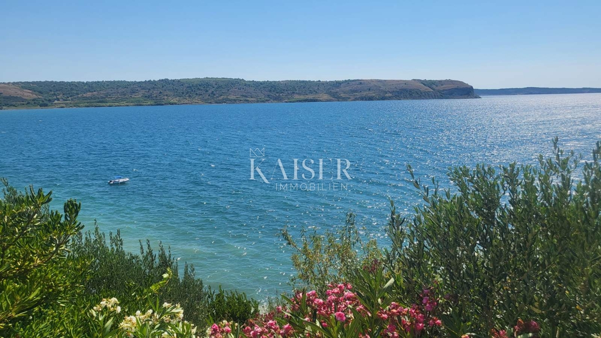 Zadar – Rtina 937 m2 prva vrsta do morja