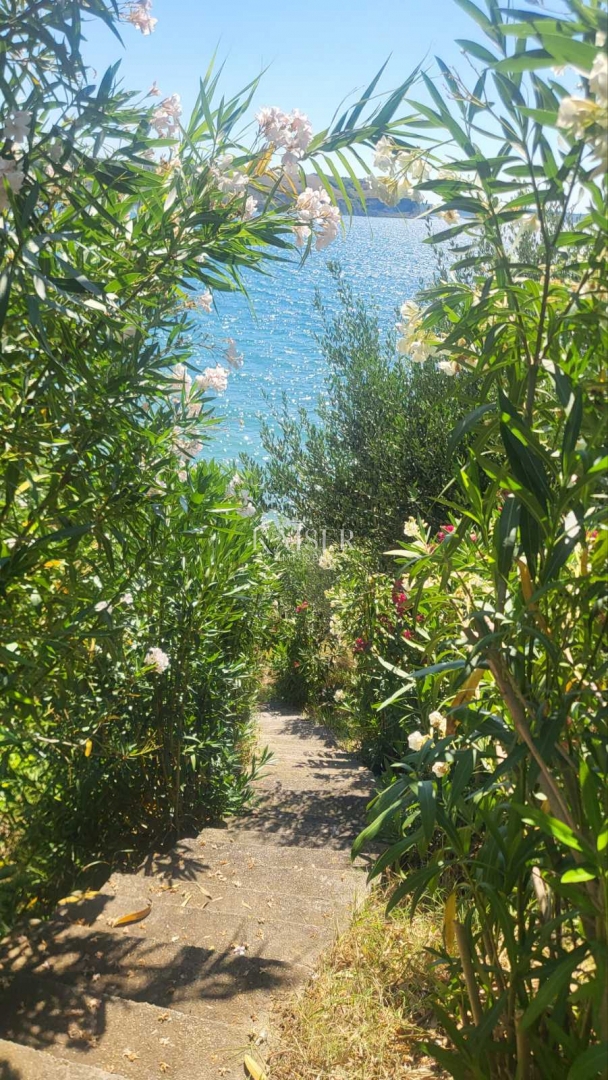 Zadar – Rtina 937 m2 prva vrsta do morja